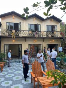 eine Gruppe von Menschen steht vor einem Haus in der Unterkunft Tamcoc Athletic Bungalow & Restaurant in Ninh Bình + 12 Fotos