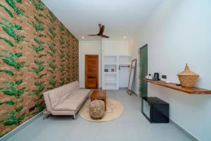 un soggiorno con divano e parete di Ô TALIA Hôtel and SPA a Nungwi