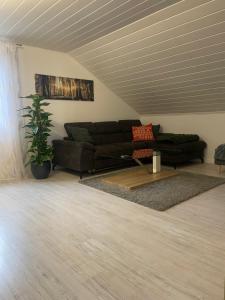 ein Wohnzimmer mit Sofa und Tisch in der Unterkunft FeWo zur kleinen Auszeit in Waldbüttelbrunn + 17 Fotos