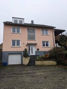 ein großes Haus mit einer Auffahrt davor in der Unterkunft FeWo zur kleinen Auszeit in Waldbüttelbrunn