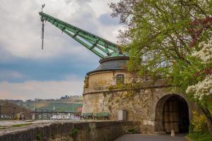 ein Gebäude mit einer Windmühle darüber in der Unterkunft FeWo zur kleinen Auszeit in Waldbüttelbrunn