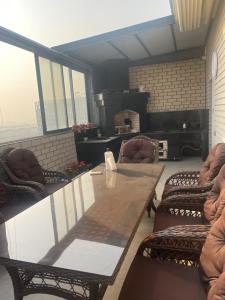 Un comedor con mesa y chimenea. en Luxery Duplex, en Salor Bekati