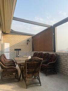 un patio con sillas, una mesa y una mesa con sillas en Luxery Duplex, en Salor Bekati