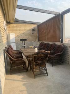 Un patio con una mesa y sillas en un balcón. en Luxery Duplex, en Salor Bekati 5 fotos más