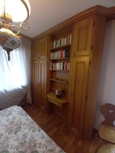 Η βιβλιοθήκη του διαμερίσματος