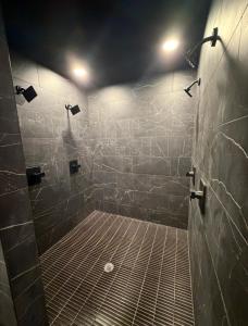 Koupelna v ubytování Queens Hostel Waikiki