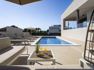 Swimmingpoolen hos eller tæt på Luxury sea view villa Biograd