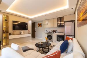 ein Wohnzimmer mit einer weißen Couch und einem Tisch in der Unterkunft Small nest in a good location, quiet in Casablanca