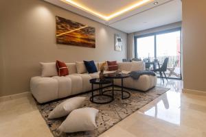 ein Wohnzimmer mit Sofa und Tisch in der Unterkunft Small nest in a good location, quiet in Casablanca