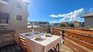 un tavolo su un balcone con vista su un edificio di Chez Bonheur a Osséja