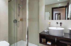 Un baño de The Hotel Pacific Near IGI