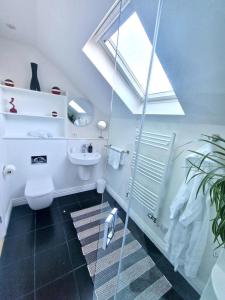 Et badeværelse på Blue Hills Luxury Apartment, Bay Front with Parking