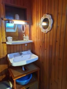 Ένα μπάνιο στο Gite Campbieil