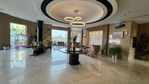 eine Lobby mit runder Decke und Tischen und Stühlen in der Unterkunft Quiet Dreams - Serviced Apartments King abdul Aziz Street Branch in Dschidda