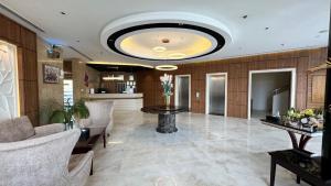 ein Wohnzimmer mit Sofa und Tisch in der Unterkunft Quiet Dreams - Serviced Apartments King abdul Aziz Street Branch in Dschidda