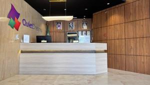 eine Lobby mit einem großen weißen Tresen in einem Gebäude in der Unterkunft Quiet Dreams - Serviced Apartments King abdul Aziz Street Branch in Dschidda