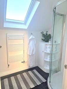 Et badeværelse på Blue Hills Luxury Apartment, Bay Front with Parking + 36 billeder