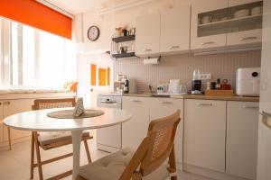 eine Küche mit einem Tisch und Stühlen in einer Küche in der Unterkunft NookLite Studio near Belgrade Arena in Belgrad + 13 Fotos