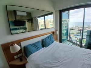 Ένα ή περισσότερα κρεβάτια σε δωμάτιο στο אוקיינוס במרינה מלון שני חדרי שינה +52 φωτογραφίες