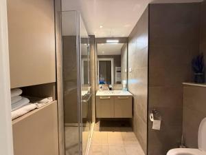 ein Badezimmer mit Dusche und Waschbecken in der Unterkunft Alliance palace Black Sea in Batumi + 16 Fotos