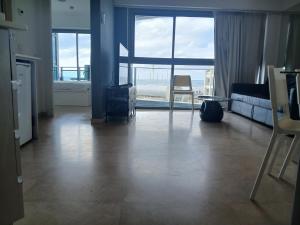 Η κουζίνα ή μικρή κουζίνα στο אוקיינוס במרינה מלון שני חדרי שינה