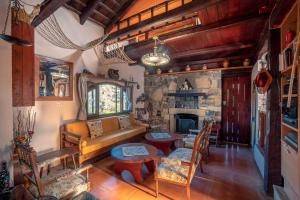 Χώρος καθιστικού στο Rustic Retreat - Private Pool in Nature's Embrace +27 φωτογραφίες