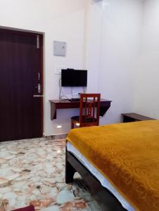 Una televisión o centro de entretenimiento en BYB Boutique Hotel 32 fotos más