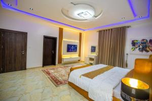 Φωτογραφία από το άλμπουμ του Luxury 4 bedroom Duplex with a pool σε Mama