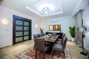 Φωτογραφία από το άλμπουμ του Luxury 4 bedroom Duplex with a pool σε Mama