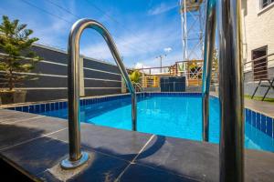 Φωτογραφία από το άλμπουμ του Luxury 4 bedroom Duplex with a pool σε Mama