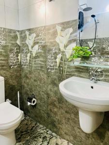 ein Badezimmer mit Toilette und Waschbecken in der Unterkunft Ocean's Whisper in Tangalle