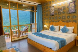 Ένα ή περισσότερα κρεβάτια σε δωμάτιο στο Naina Resort & Cottage, Manali - A Beautiful Wellness Boutique Resort