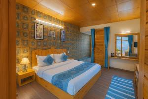 Ένα ή περισσότερα κρεβάτια σε δωμάτιο στο Naina Resort & Cottage, Manali - A Beautiful Wellness Boutique Resort +29 φωτογραφίες