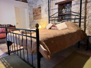 VasaAriadni Cottage的一间卧室配有一张带金属框架的大床