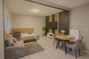 ein Schlafzimmer mit einem Bett und einem Tisch in einem Zimmer in der Unterkunft Stadtzentrum Apartment - Modern & Ruhig in Quakenbrück