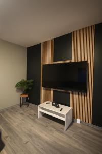 ein Wohnzimmer mit einem weißen Couchtisch vor einer Wand in der Unterkunft Stadtzentrum Apartment - Modern & Ruhig in Quakenbrück