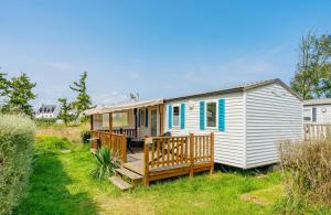 Το κτήριο όπου στεγάζεται  το κάμπινγκ