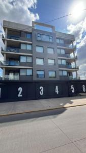 Bygningen som lejligheden ligger i + 3 billeder