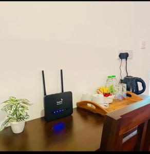 einen Schreibtisch mit einem Computer darüber in der Unterkunft Ocean's Whisper in Tangalle + 32 Fotos