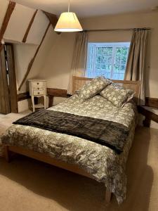 En eller flere senge i et værelse på Beautiful Cottage opposite Hedingham Castle!