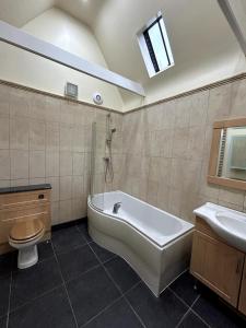 Et badeværelse på Beautiful Cottage opposite Hedingham Castle!