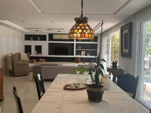 Гостиная зона в Ville Charme-praia dos amores, Balneário Camboriú +39 фотографий