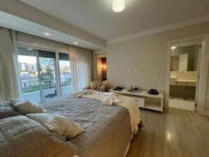 Кровать или кровати в номере Ville Charme-praia dos amores, Balneário Camboriú