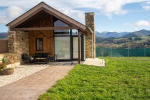 una casa in pietra con vista sulle montagne di Cabanas do Chao 