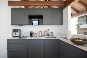 una cucina con armadi grigi e piano di lavoro di Cabanas do Chao 