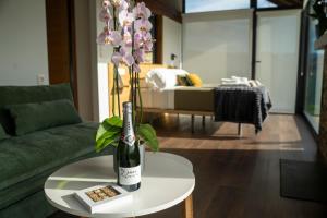 una bottiglia di vino su un tavolo con un fiore di Cabanas do Chao 