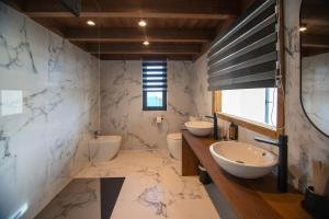 un bagno con due lavandini e due WC di Cabanas do Chao  Altre 17 foto