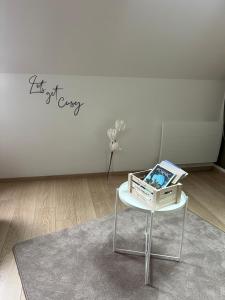 Una mesa con libros encima en una habitación. en Appartement vue sur le vieux port de Pornic, en Pornic 3 fotos más