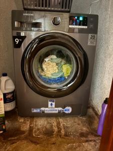 Villa Peponi Royale Watamu في واتامو: غسالة وبابها مفتوح في الغرفة