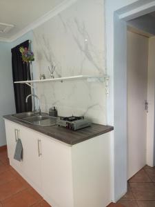 Η κουζίνα ή μικρή κουζίνα στο The Tranquility Suite & Spa